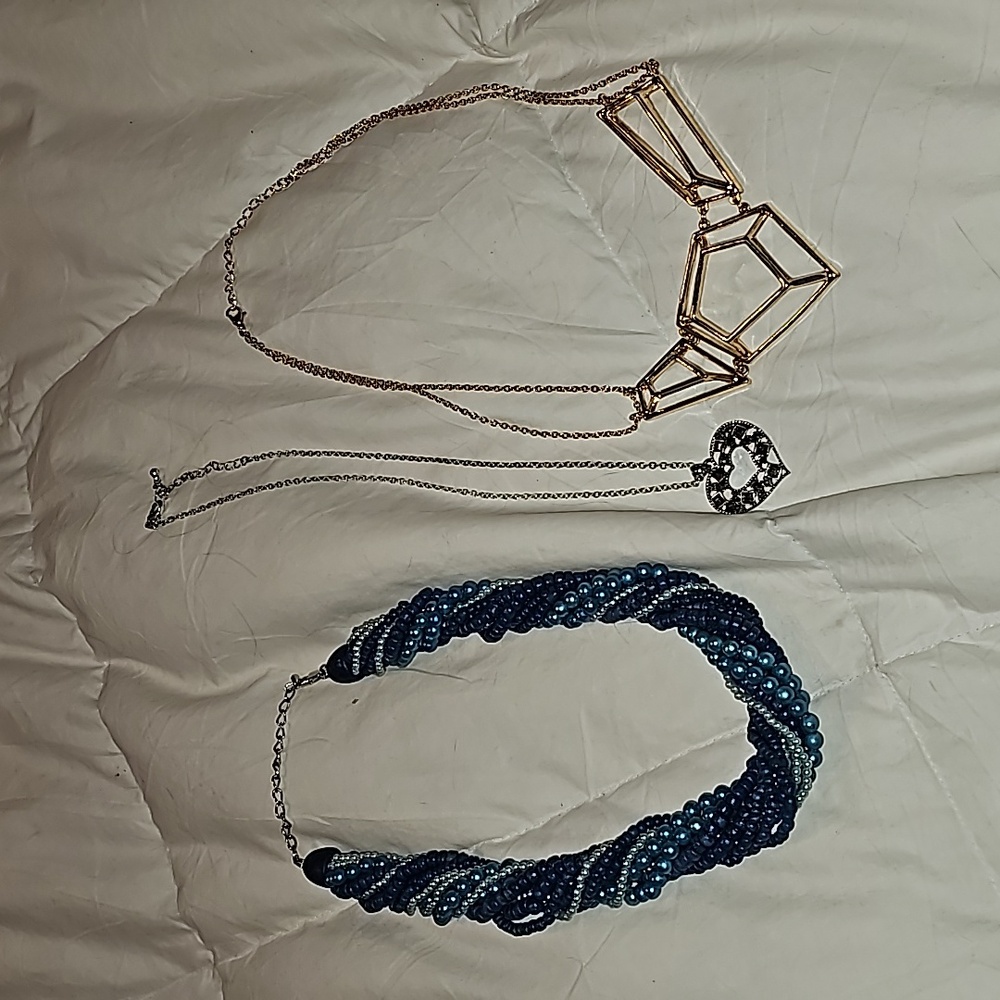 Jewlery lot of 3 pieces. Necklaces